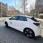 Coche eléctrico de ICA-Grupo visto desde el lado izquierdo, mostrando el avance hacia la sostenibilidad en el sector de ingeniería.