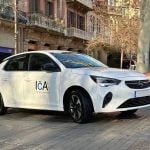 Nuevo coche eléctrico de ICA-Grupo, vista lateral derecha, reflejando el compromiso con la sostenibilidad y la innovación en ingeniería y arquitectura.