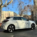 Coche 100% eléctrico de ICA-Grupo promoviendo movilidad sostenible.