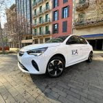 Vista frontal del nuevo coche eléctrico de ICA-Grupo, destacando el compromiso con la sostenibilidad.
